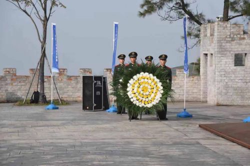 图片新闻:南京大屠杀死难者国家公祭日北极阁丛葬地悼念活动